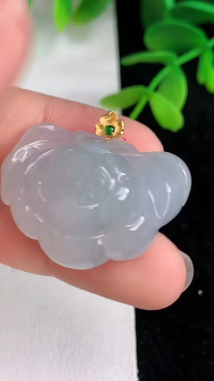 天然A货翡翠18k金飘花花开富贵吊坠 ，尺寸21.6-30.8-8.5，重量:11.04g
6月10