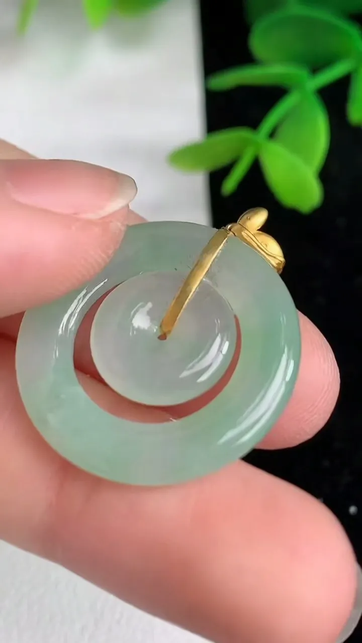 天然A货翡翠母子平安扣吊坠 ，尺寸23.4-3，重量:3.64g
6月10日