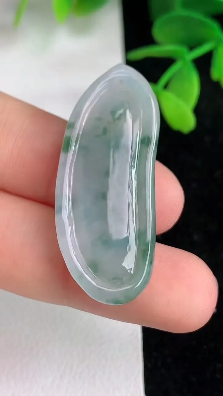 天然A货翡翠飘花普贤菩萨吊坠 ，尺寸37.2-16-5.6，重量:6.36g
6月10日