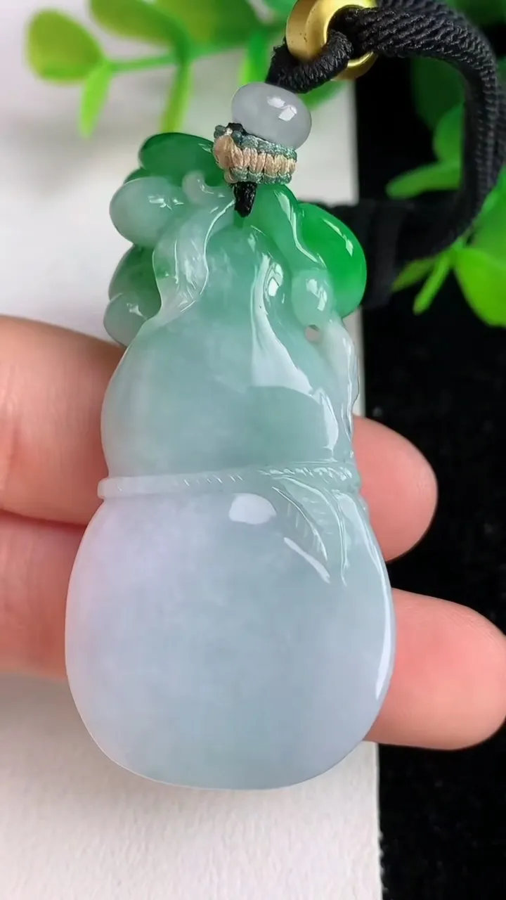 天然A货翡翠葫芦吊坠，尺寸51.2-24.7-11.8，重:32.60g
6月10日