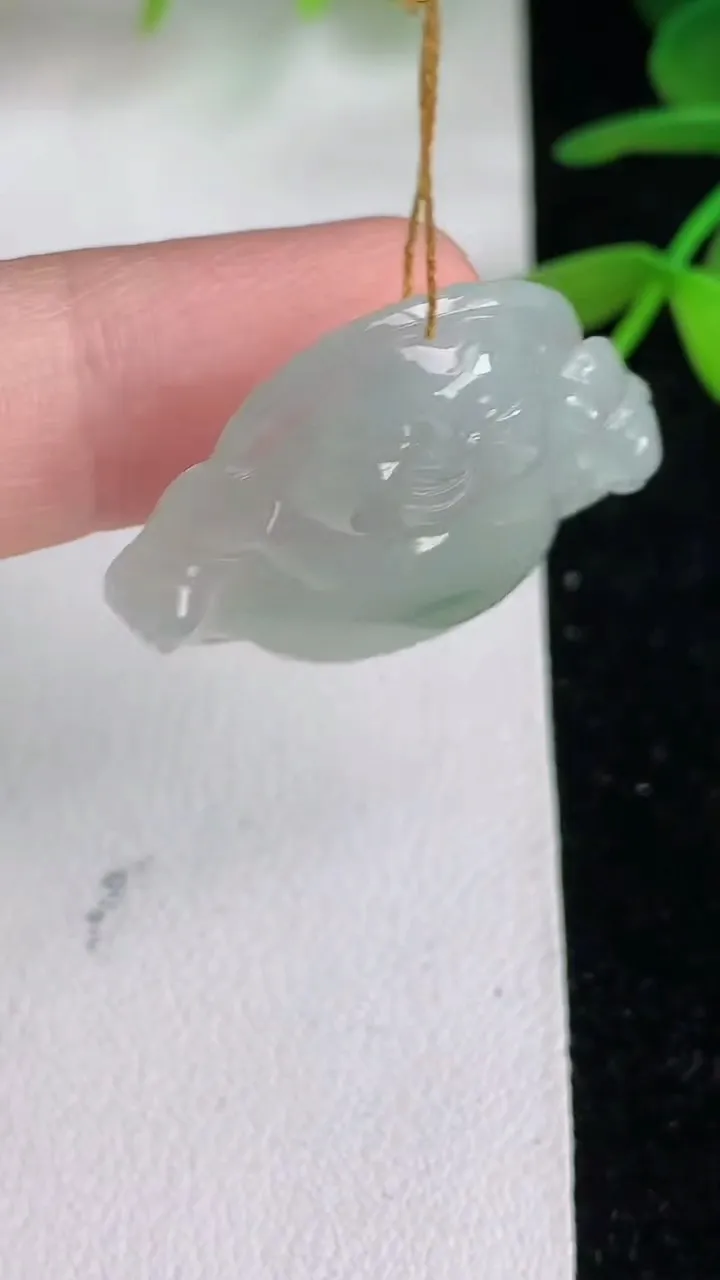 天然A货翡翠 飘花佛公吊坠，尺寸25.8-25.5-5.8，重量:6.57g
6月10日