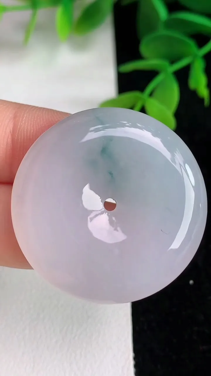 天然A货翡翠 飘花平安扣吊坠，尺寸33.8-5.6，重量:14.48g
6月10日