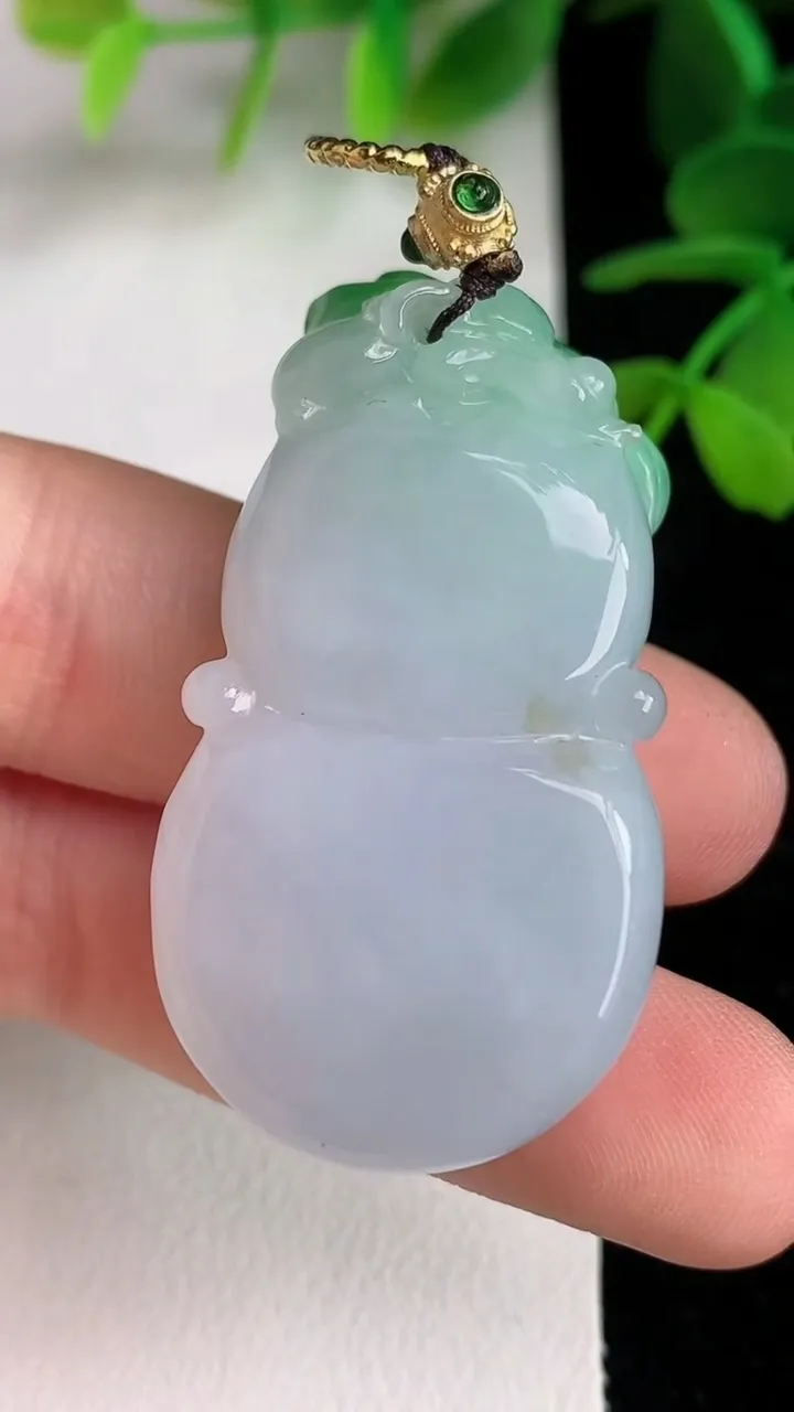 天然A货翡翠葫芦吊坠，尺寸42-23.2-14，重量:27.12g
6月10日