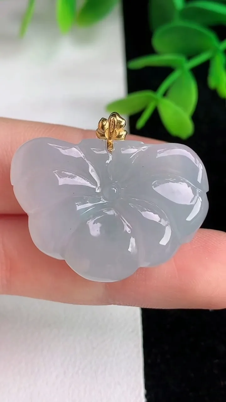 天然A货翡翠18k金飘花花开富贵吊坠 ，尺寸21.6-30.8-8.5，重量:11.04g
6月10日