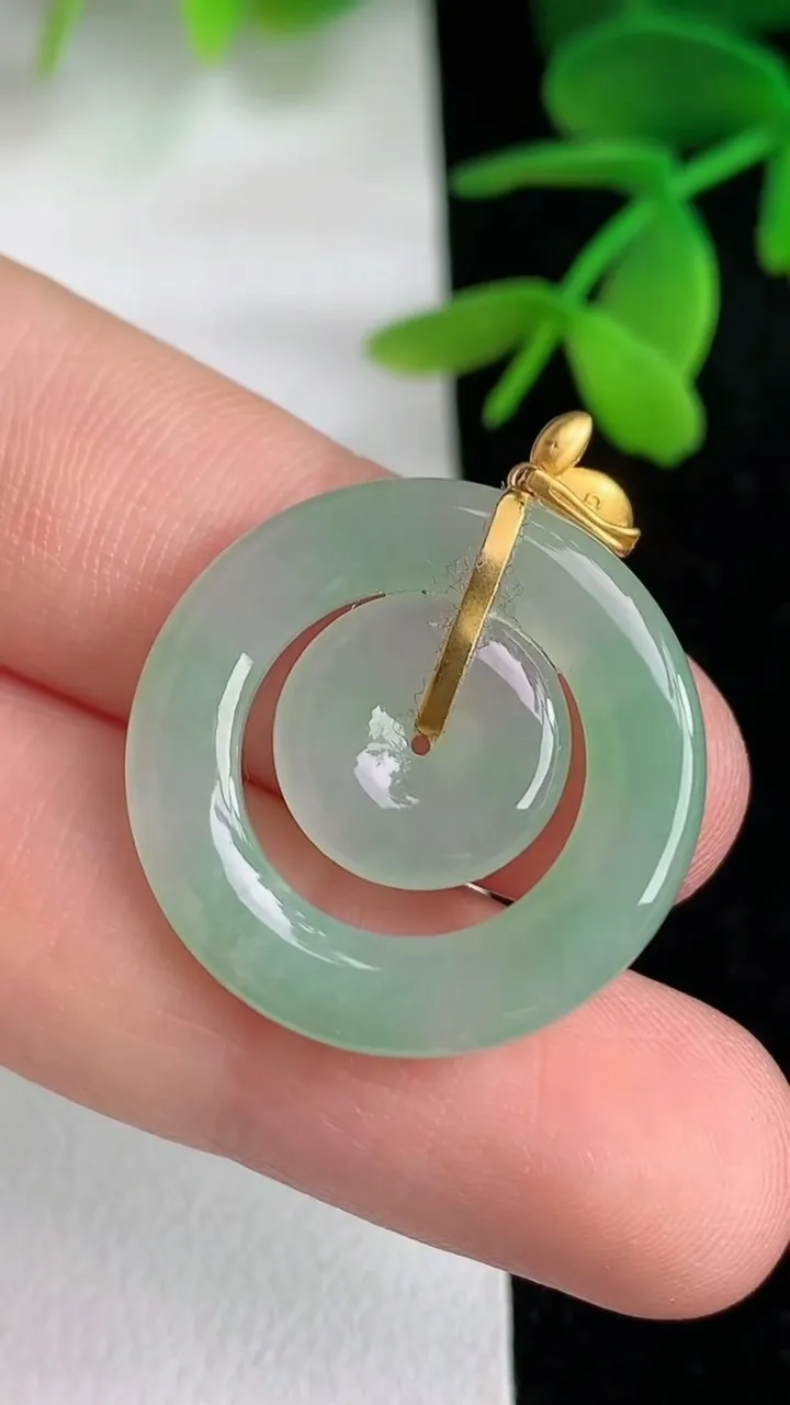 天然A货翡翠母子平安扣吊坠 ，尺寸23.4-3，重量:3.64g
6月10日