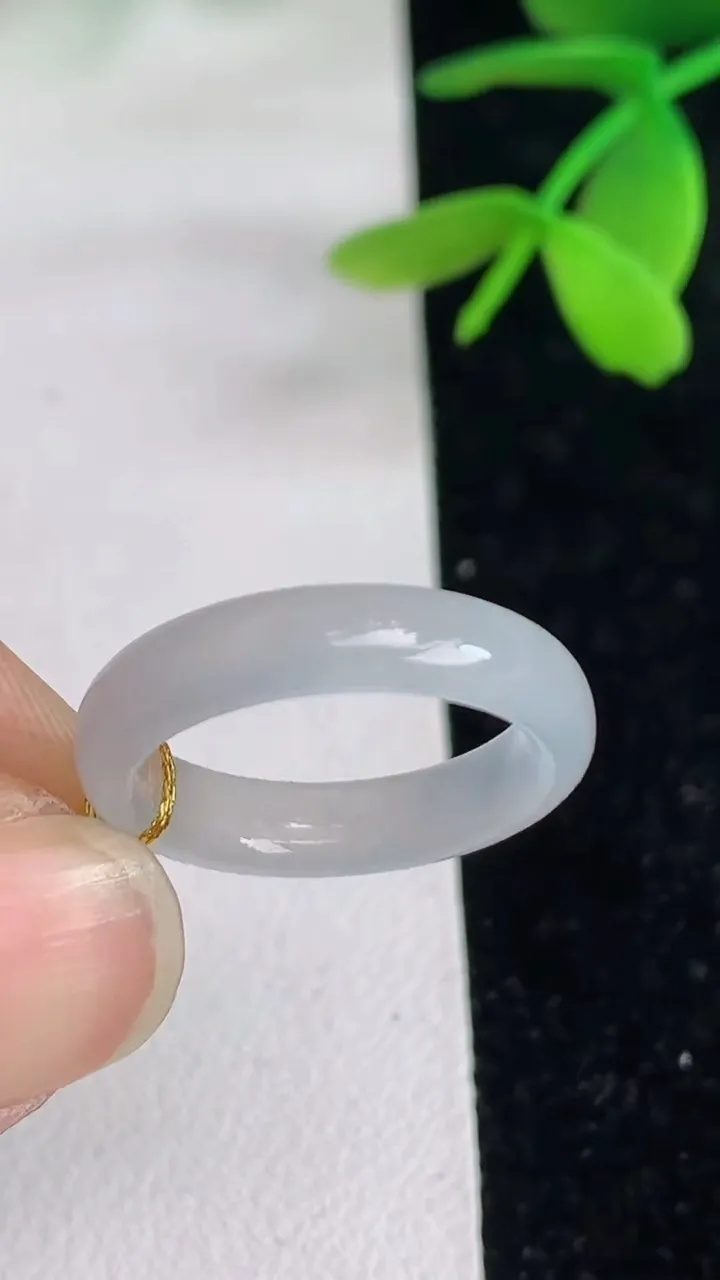 天然A货翡翠戒指指环，尺寸16.4-4-2.6，重量:1.89g2025年6月10日
工厂直销收藏佳品,种好水足，色泽均匀，有种有色，上手高大气！