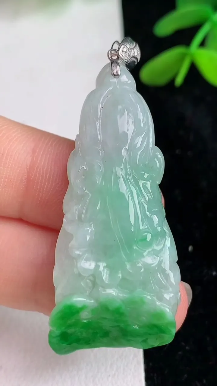 天然A货翡翠白菜吊坠 ，尺寸43.4-20-6.8，重量:9.81g
6月11日