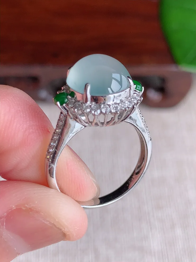 天然A货翡翠18K金伴钻镶嵌白月光蛋面戒指 圈口17裸石尺寸10.4mm 重量4.57g 0610