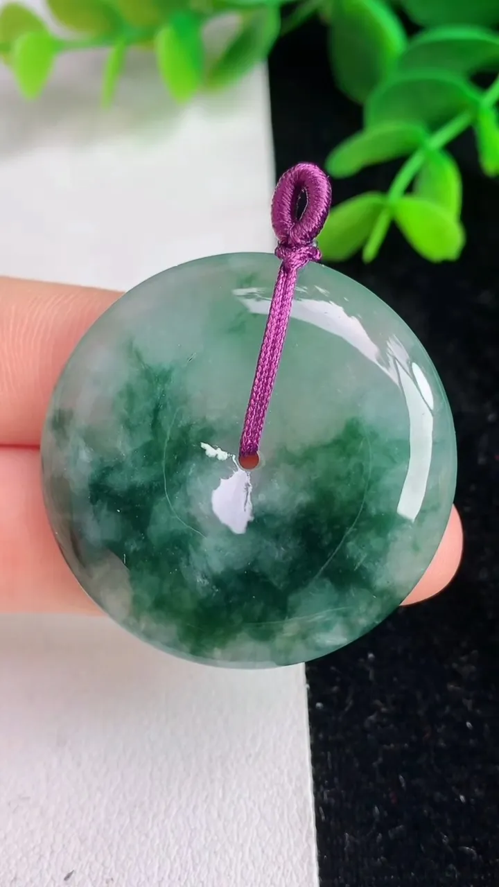 天然A货翡翠平安扣吊坠 ，尺寸36.2-5.2，重量:15.13g
6月11日
