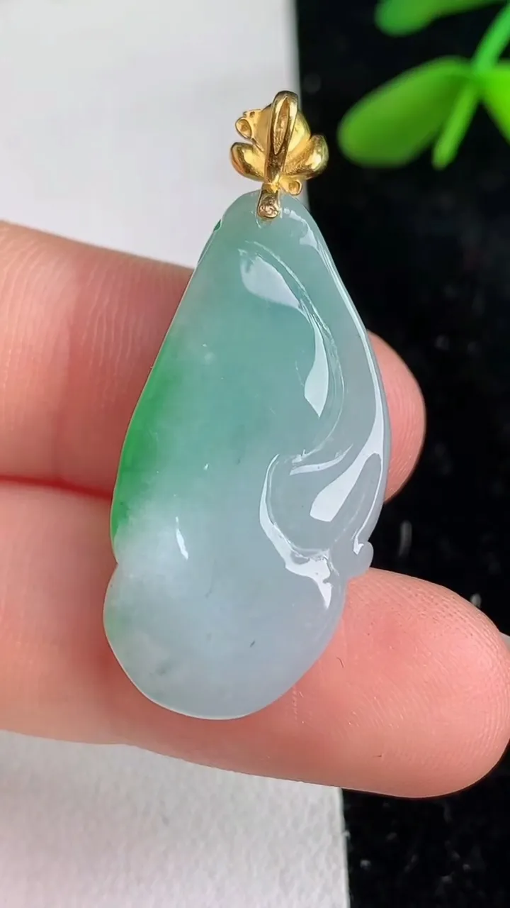 天然A货翡翠如意吊坠，尺寸29-15.4-5.3，重量:4.76g
6月11日