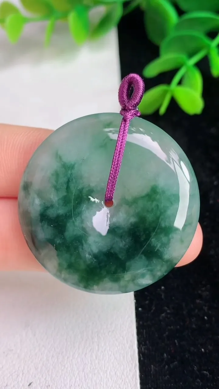 天然A货翡翠平安扣吊坠 ，尺寸36.2-5.2，重量:15.13g
6月11日