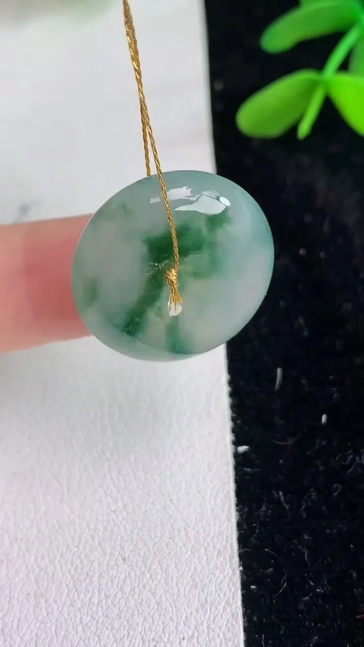 天然A货翡翠 飘花平安扣吊坠，尺寸20.3-6.6，重量:5.89g
6月11日