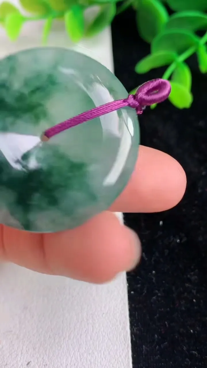 天然A货翡翠平安扣吊坠 ，尺寸36.2-5.2，重量:15.13g
6月11日