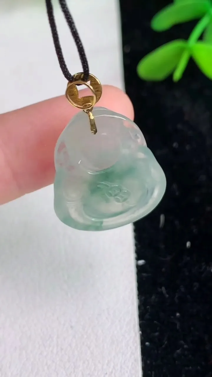 天然A货翡翠18k金飘花财神爷吊坠 ，尺寸22.4-18-5，重量:3.90g
6月11日