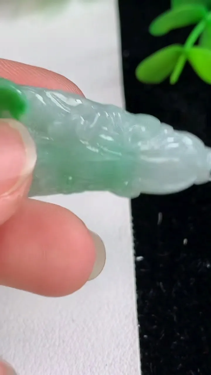天然A货翡翠白菜吊坠 ，尺寸43.4-20-6.8，重量:9.81g
6月11日