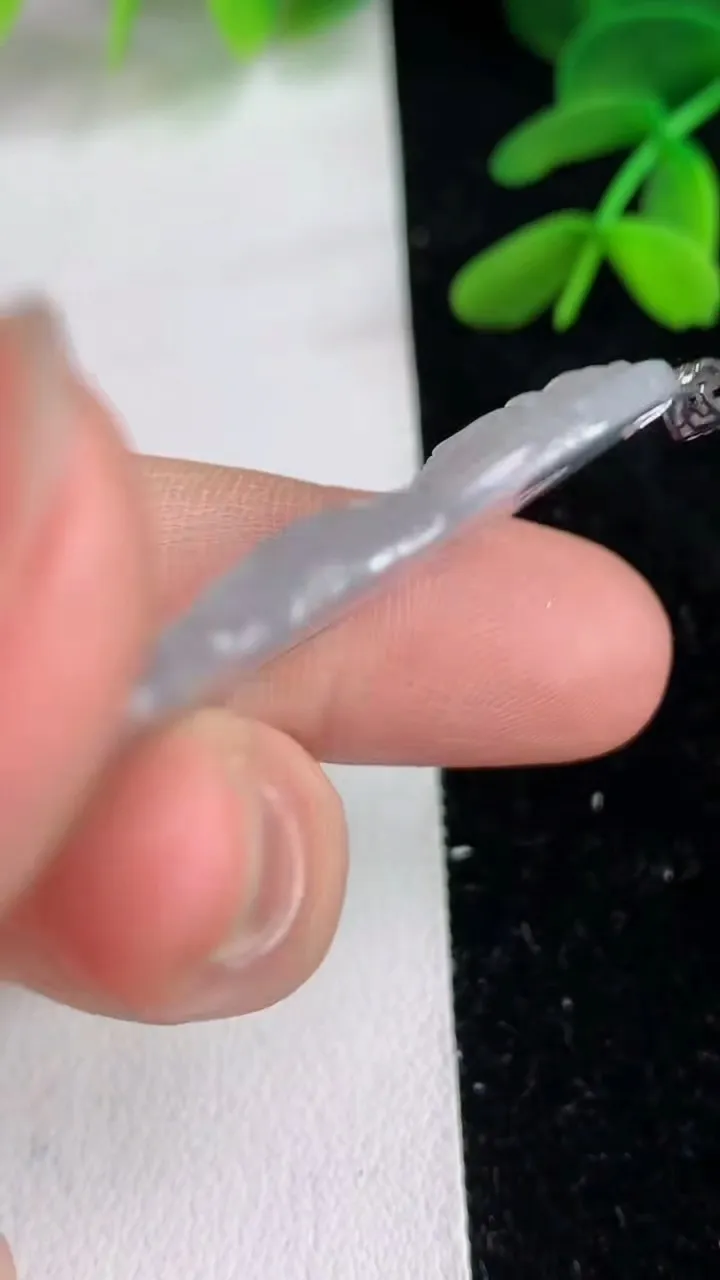 天然A货翡翠k金白冰观音菩萨吊坠，尺寸41.4-27.5-4.2，重量:8.00g
6月11日