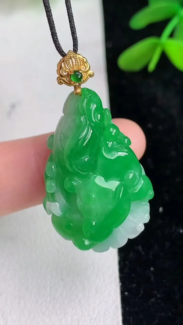 天然A货翡翠白菜吊坠，尺寸29-19.4-10.8，重量:9.83g
6月11日