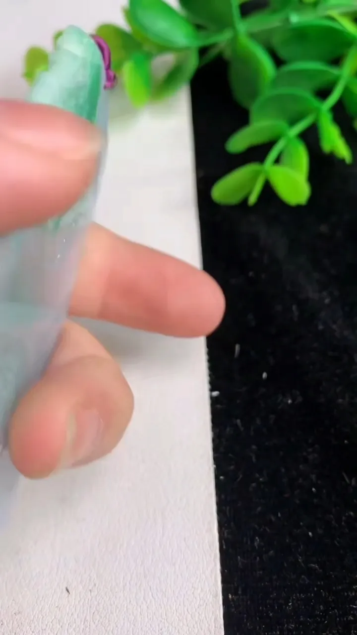 天然A货翡翠山水牌吊坠，尺寸73.7-45.6-5.2，重量:40.25g
6月11日
