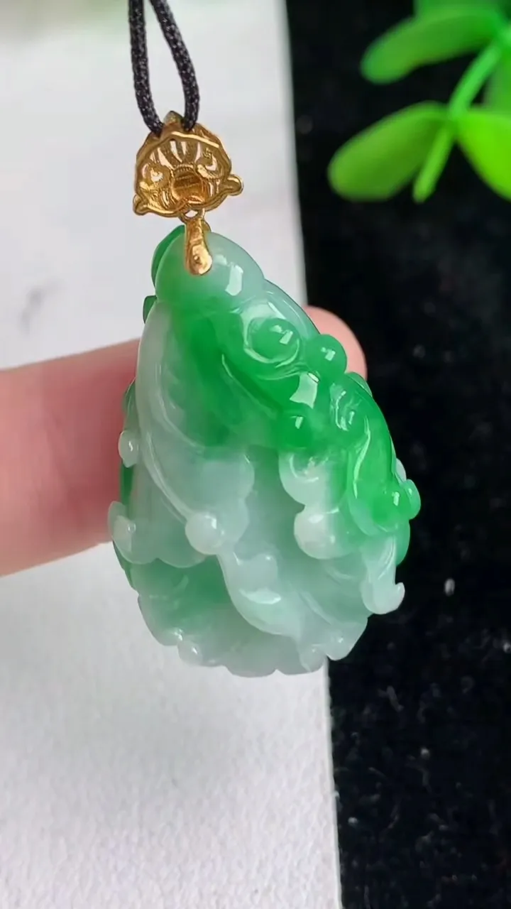 天然A货翡翠白菜吊坠，尺寸29-19.4-10.8，重量:9.83g
6月11日