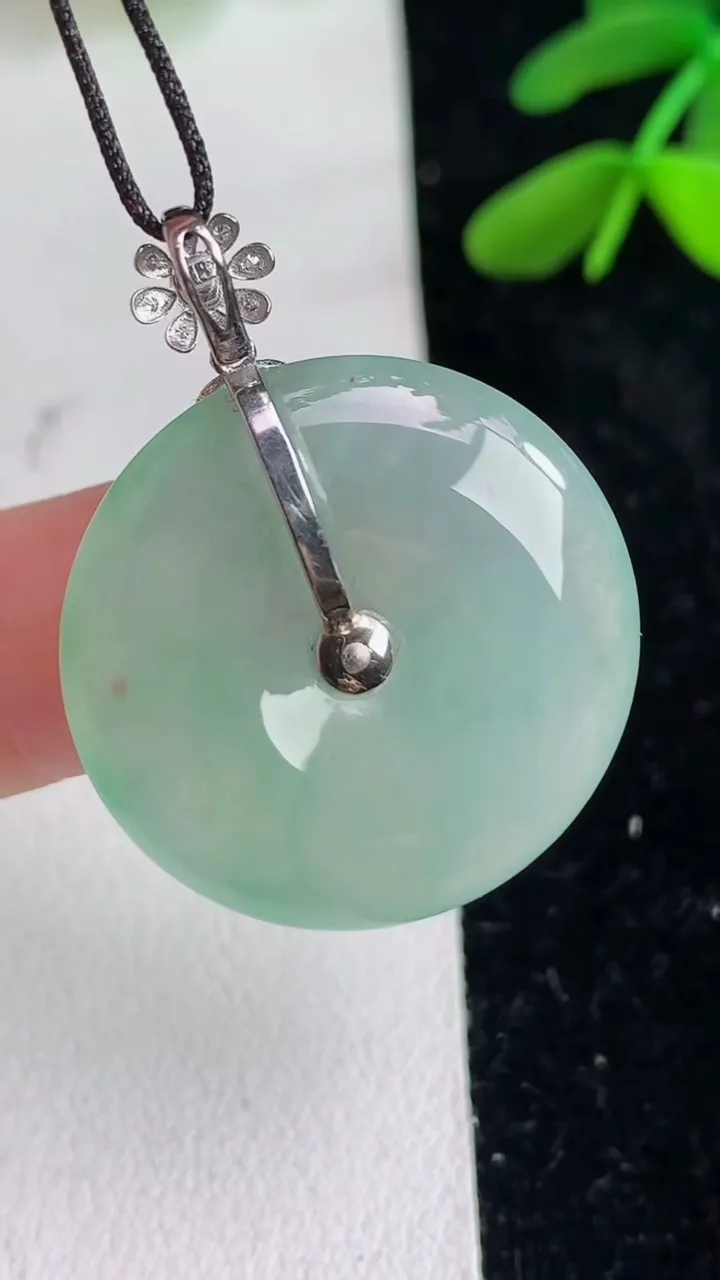 天然A货翡翠平安扣吊坠 ，尺寸25-4.6，重量:6.37g
6月11日
