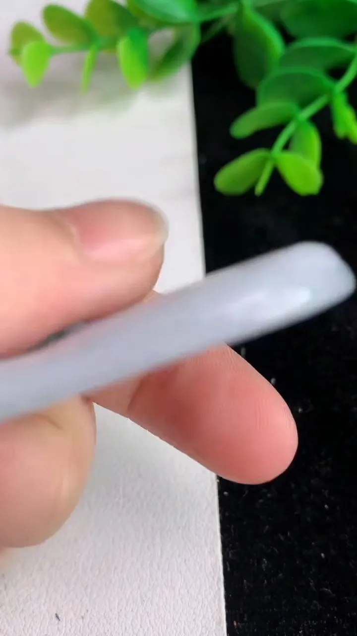 天然A货翡翠飘花观音菩萨吊坠 ，尺寸69.2-40.4-5.8，重量:37.37g
6月11日