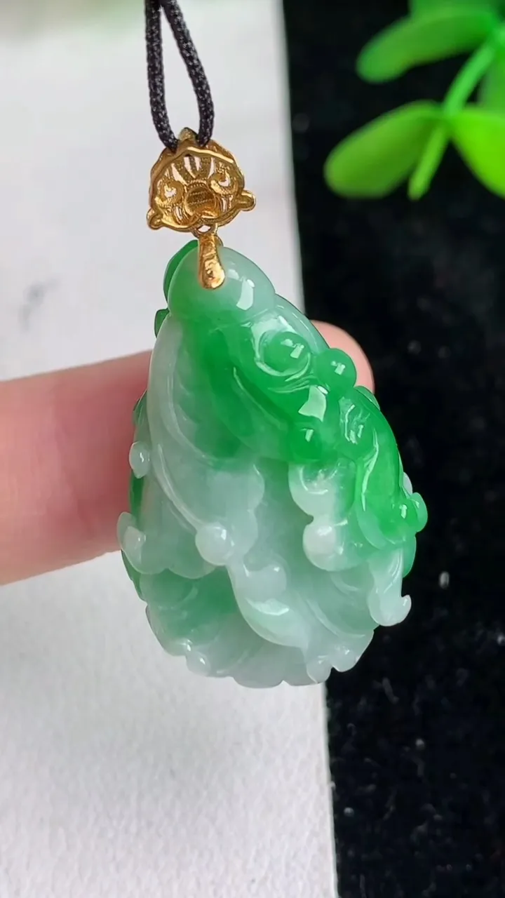 天然A货翡翠白菜吊坠，尺寸29-19.4-10.8，重量:9.83g
6月11日
