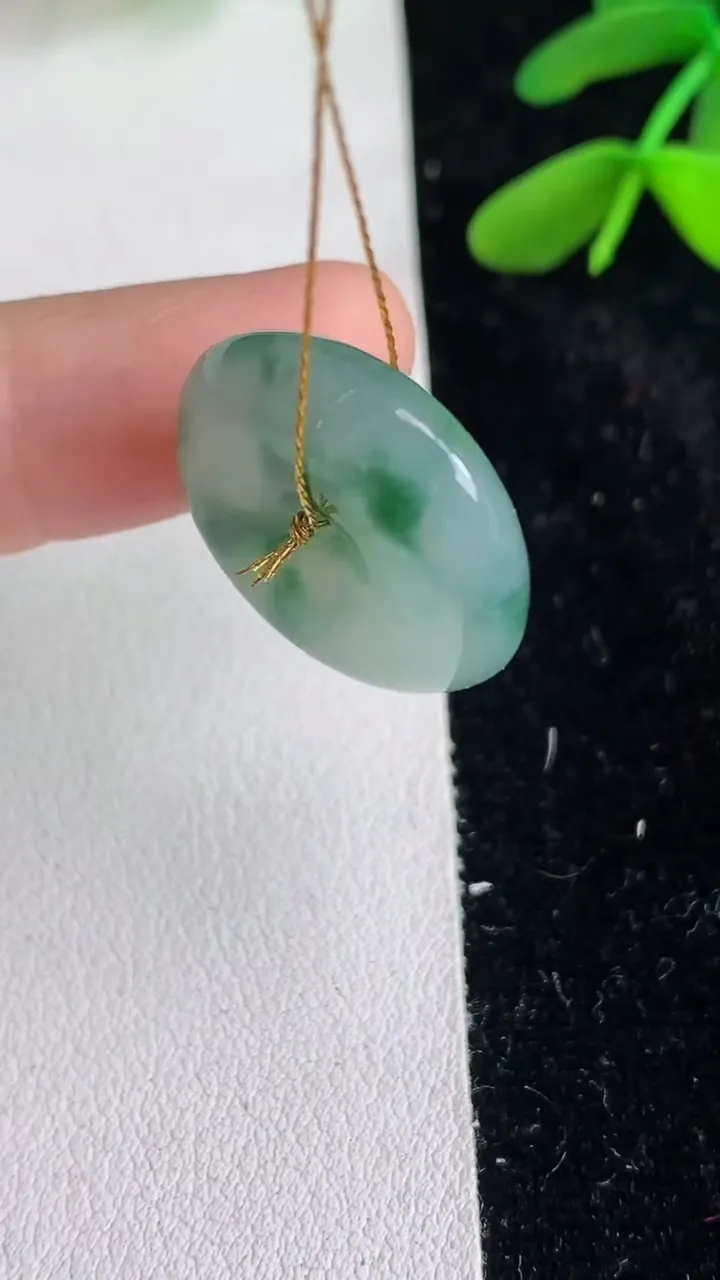 天然A货翡翠 飘花平安扣吊坠，尺寸20.3-6.6，重量:5.89g
6月11日