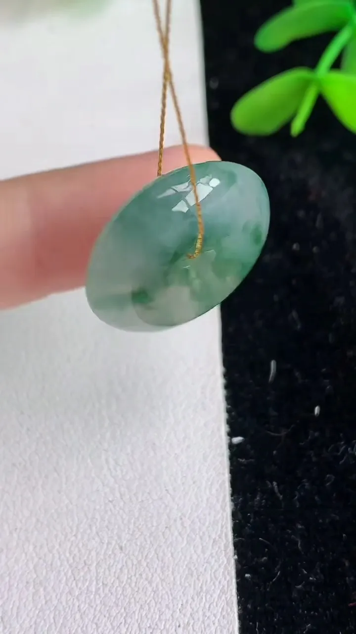 天然A货翡翠 飘花平安扣吊坠，尺寸20.3-6.6，重量:5.89g
6月11日