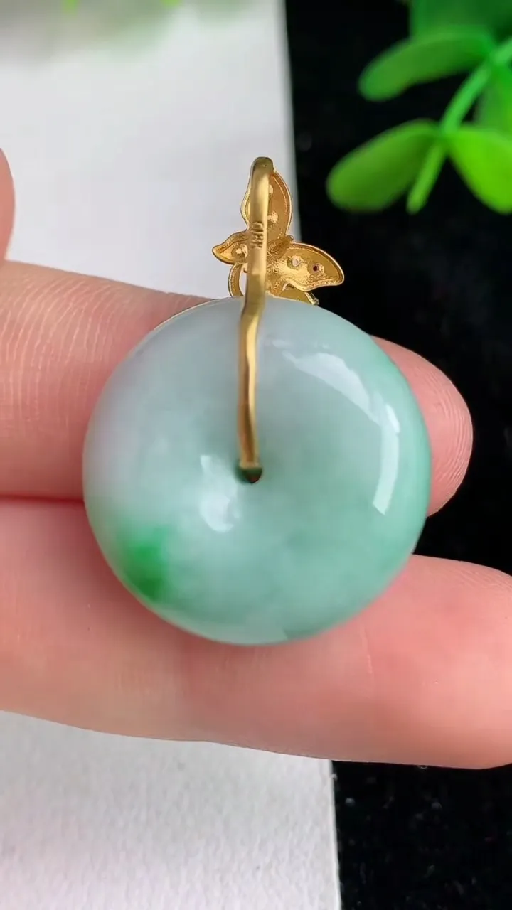 天然A货翡翠平安扣吊坠 ，尺寸21.4-9，重量:9.40g
6月11日