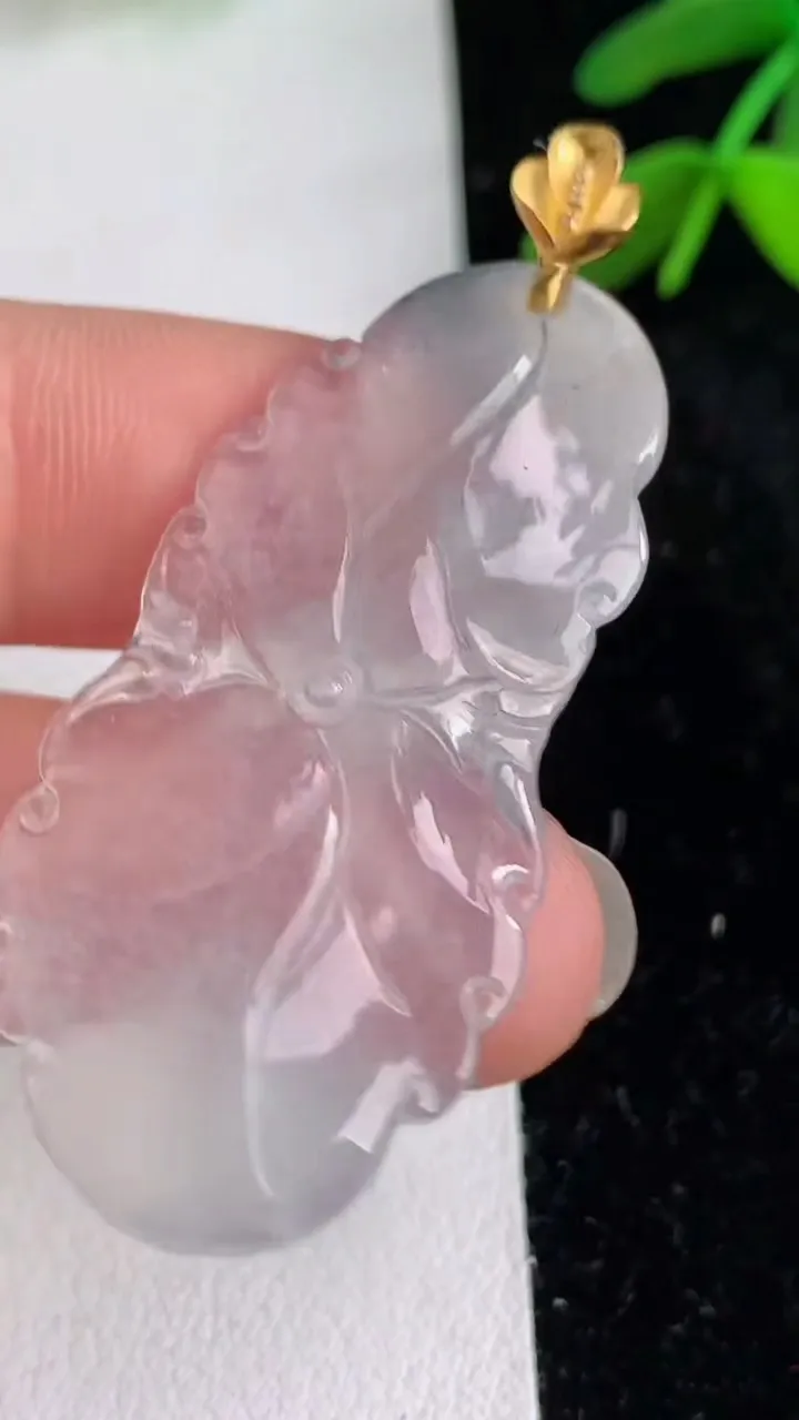 天然A货翡翠k金白冰和和美美荷花吊坠，尺寸43-21.4-3，重量:5.50g
6月11日