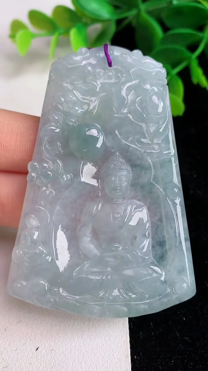 天然A货翡翠大日如来吊坠，尺寸67.6-46.4-5，重量:31.50g
6月11日