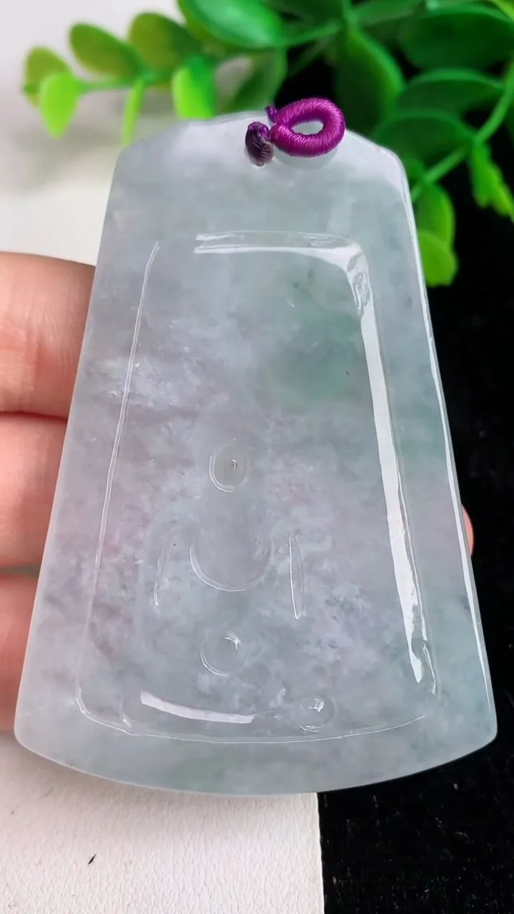 天然A货翡翠大日如来吊坠，尺寸67.6-46.4-5，重量:31.50g
6月11日