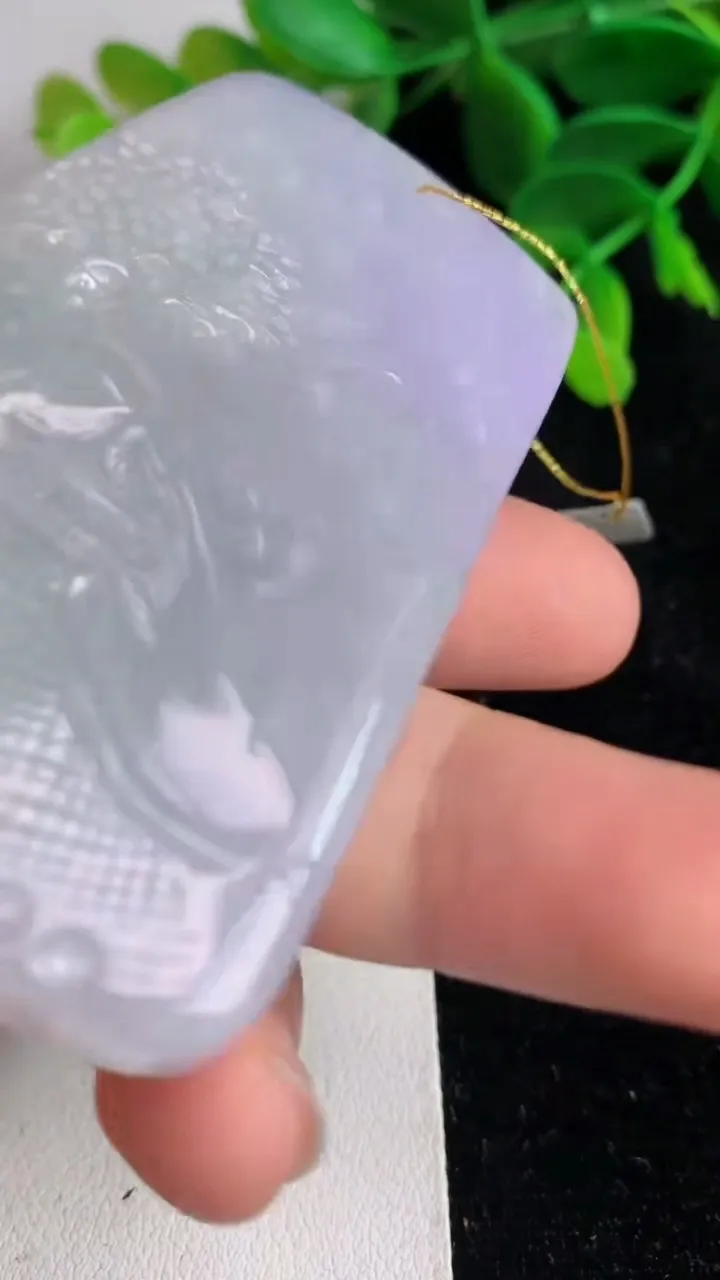 天然A货翡翠春带彩紫罗兰山水牌吊坠 ，尺寸62-44-11，重量:71.29g
6月11日