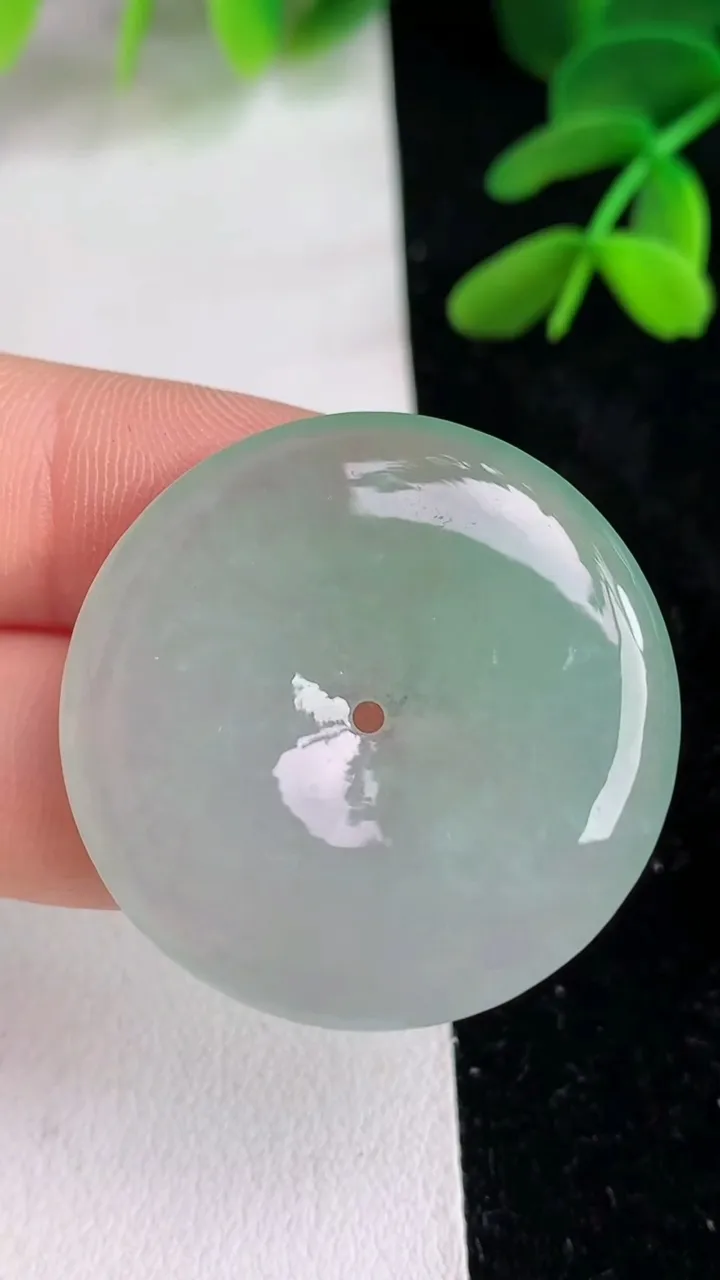 天然A货翡翠平安扣吊坠 ，尺寸31-5，重量:11.23g
6月11日