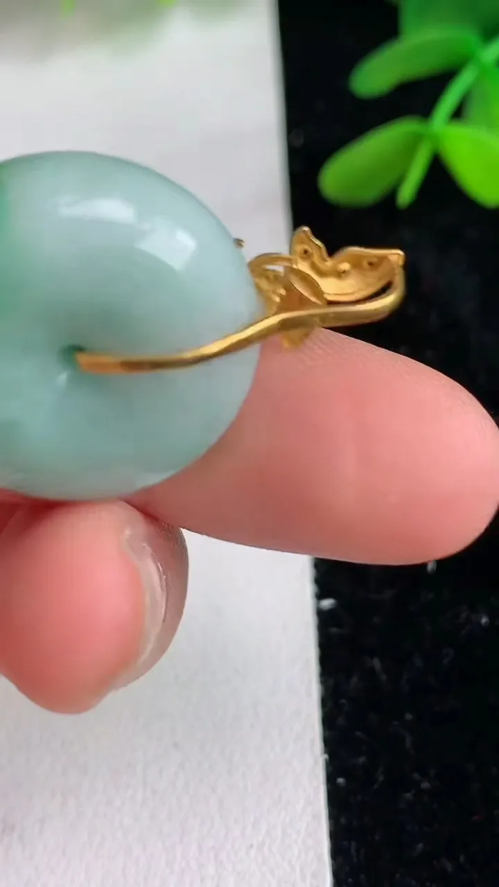 天然A货翡翠平安扣吊坠 ，尺寸21.4-9，重量:9.40g
6月11日