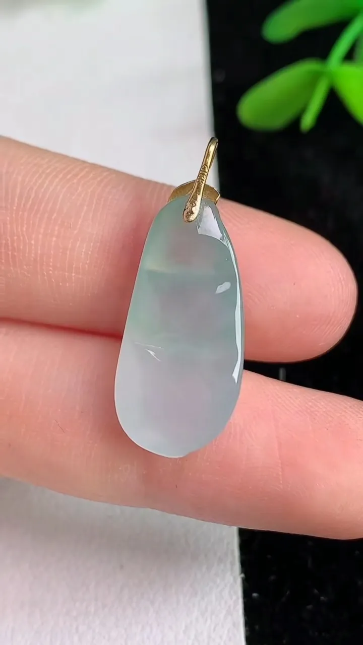 天然A货翡翠福豆吊坠 ，尺寸24-11-5.8，重量:2.44g
6月11日