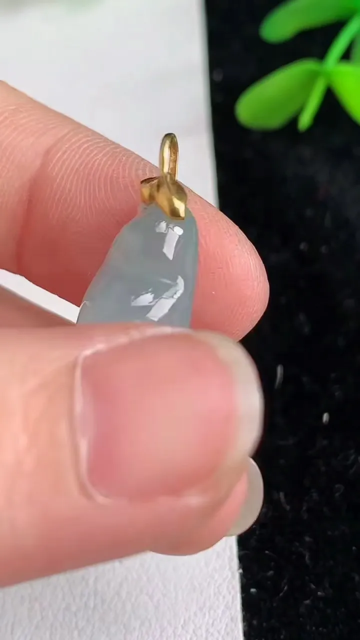 天然A货翡翠福豆吊坠 ，尺寸24-11-5.8，重量:2.44g
6月11日