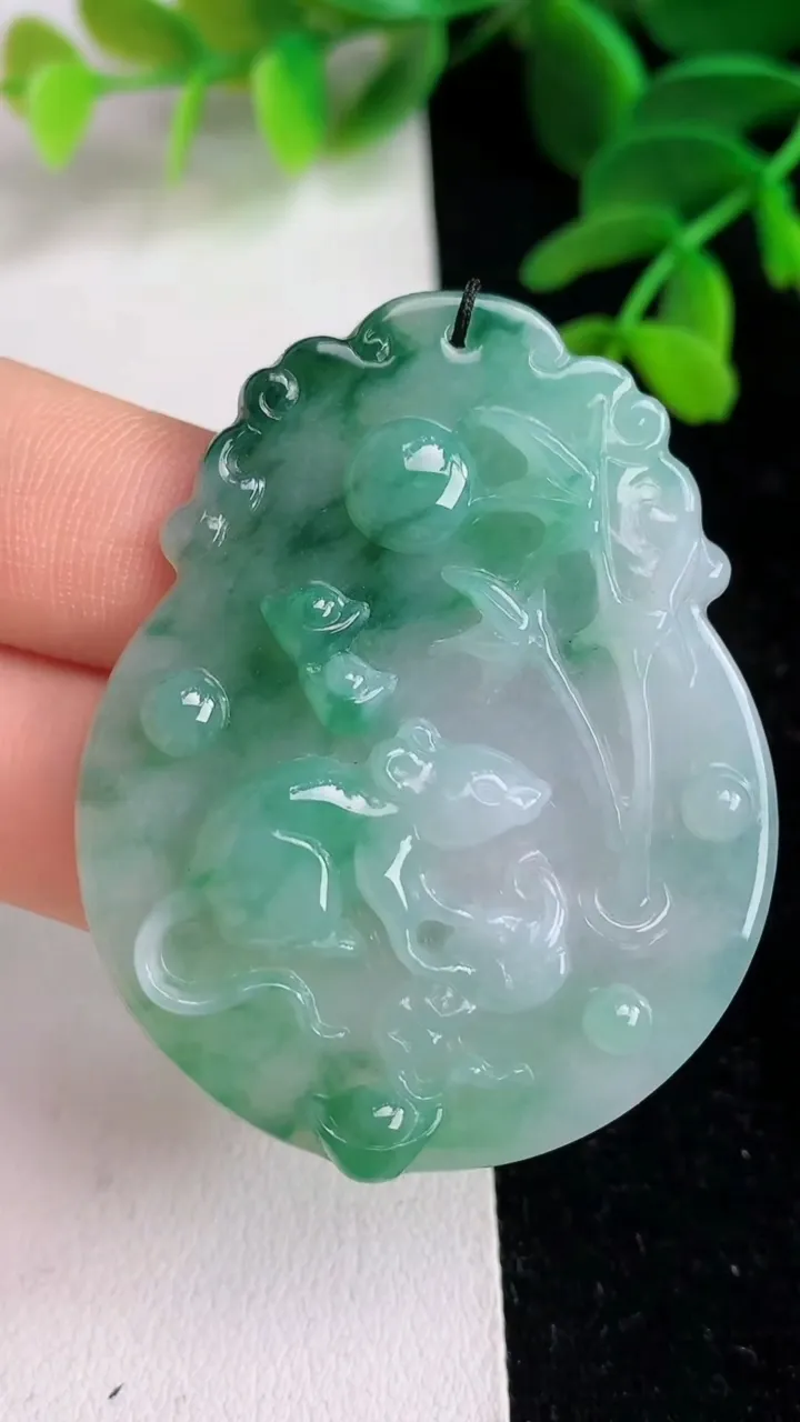 天然A货翡翠生肖鼠吊坠 ，尺寸46.8-39-5，重量:14.48g
6月11日