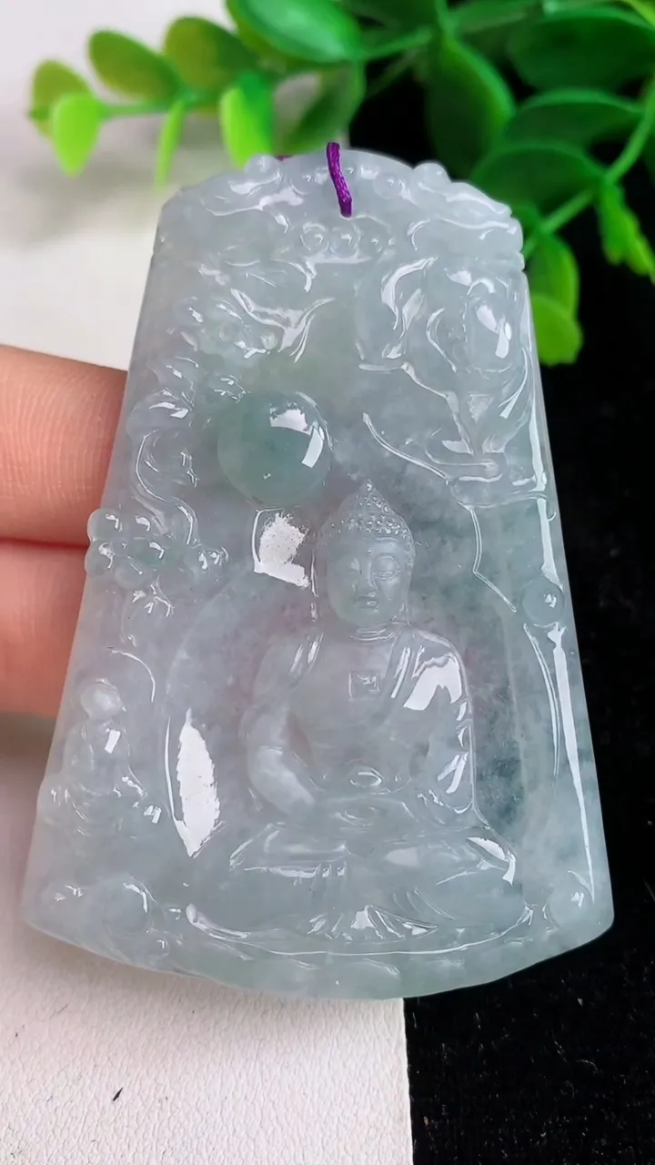 天然A货翡翠大日如来吊坠，尺寸67.6-46.4-5，重量:31.50g
6月11日