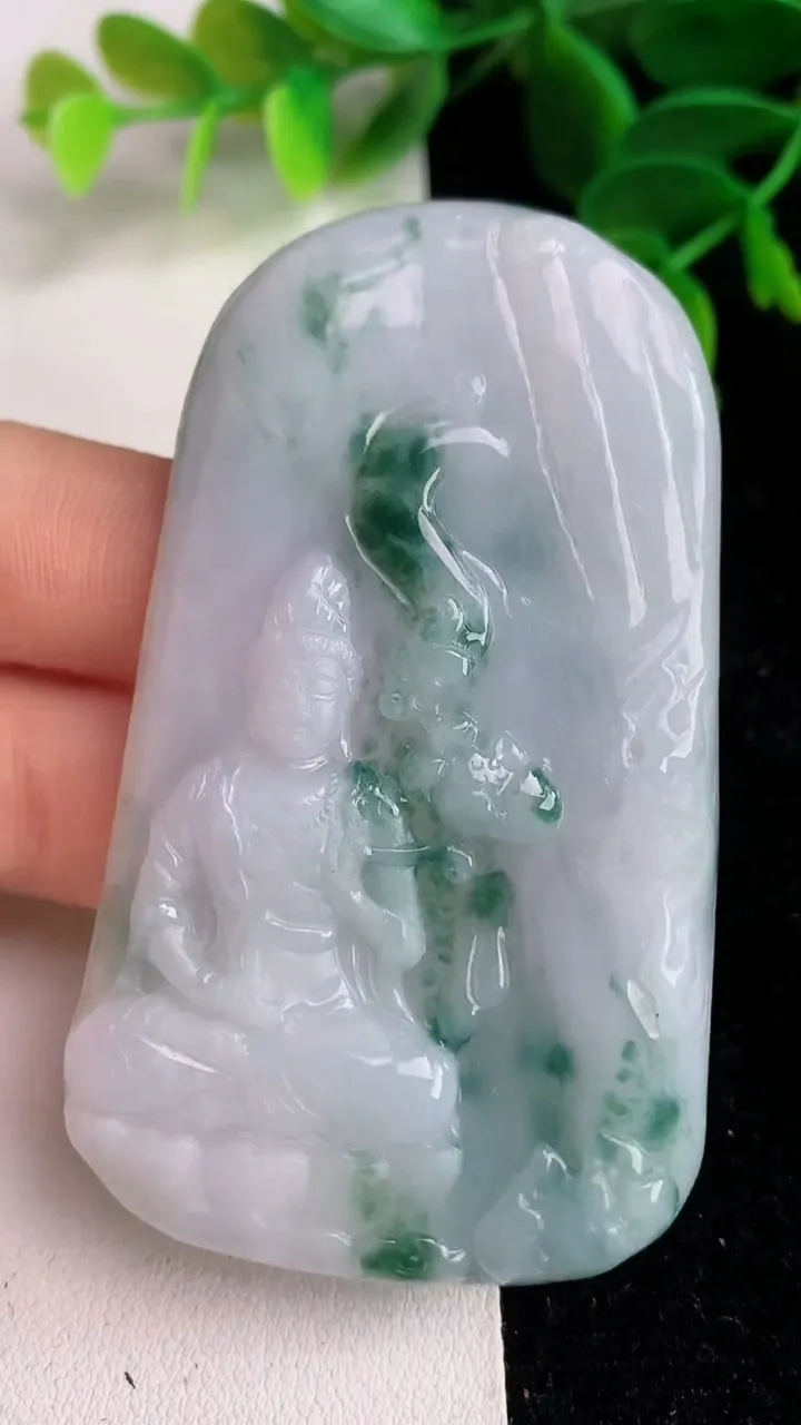 天然A货翡翠飘花观音菩萨吊坠 ，尺寸69.2-40.4-5.8，重量:37.37g
6月11日