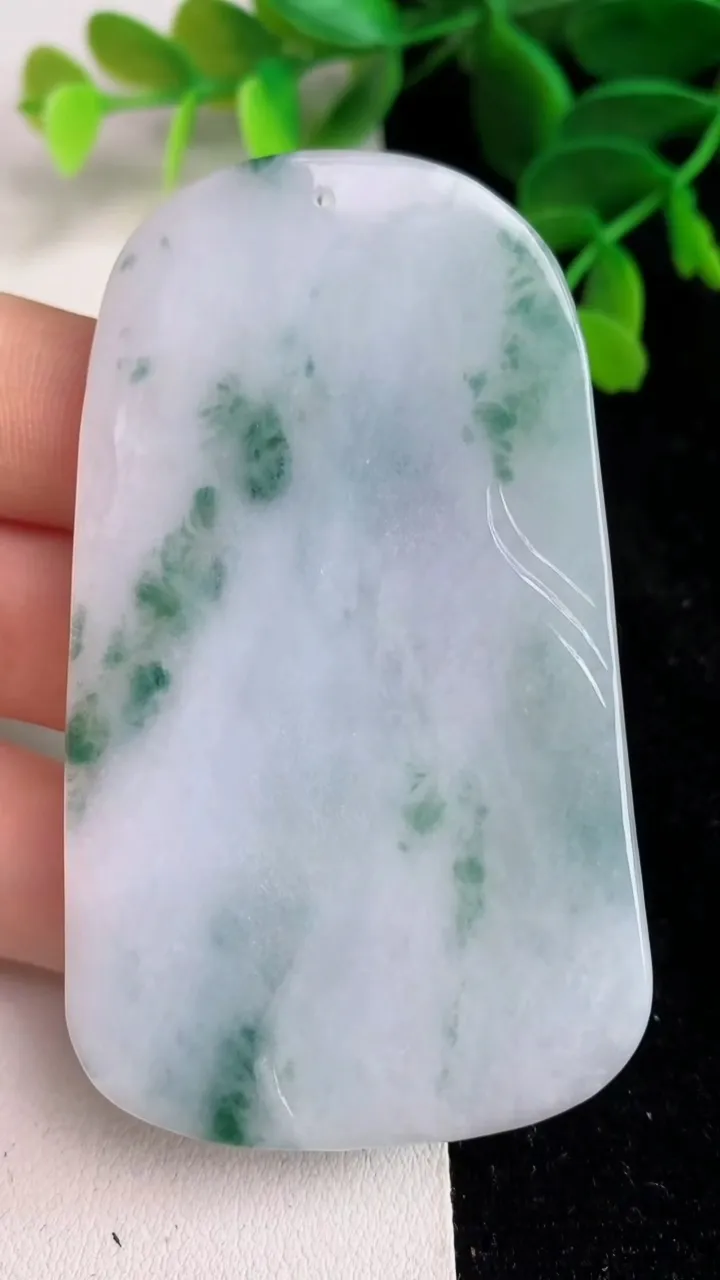 天然A货翡翠飘花观音菩萨吊坠 ，尺寸69.2-40.4-5.8，重量:37.37g
6月11日