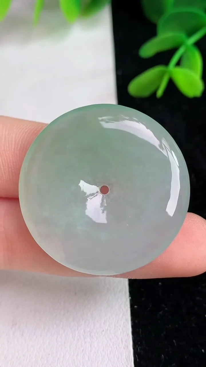 天然A货翡翠平安扣吊坠 ，尺寸31-5，重量:11.23g
6月11日