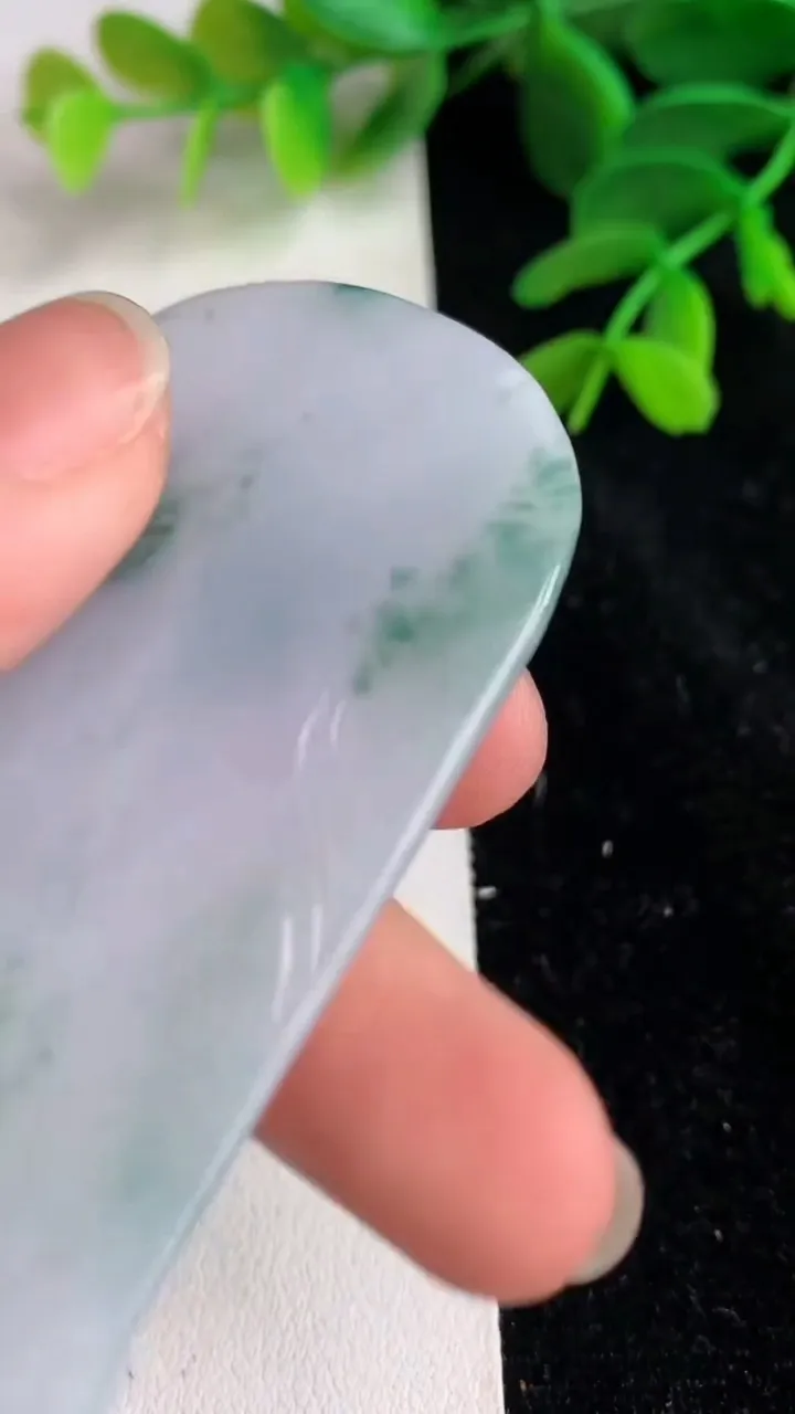 天然A货翡翠飘花观音菩萨吊坠 ，尺寸69.2-40.4-5.8，重量:37.37g
6月11日