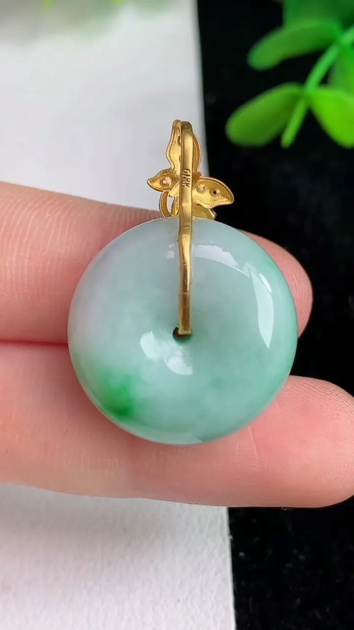 天然A货翡翠平安扣吊坠 ，尺寸21.4-9，重量:9.40g
6月11日