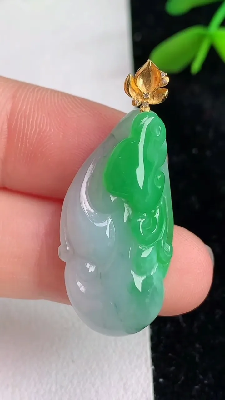 天然A货翡翠如意吊坠，尺寸29-15.4-5.3，重量:4.76g
6月11日