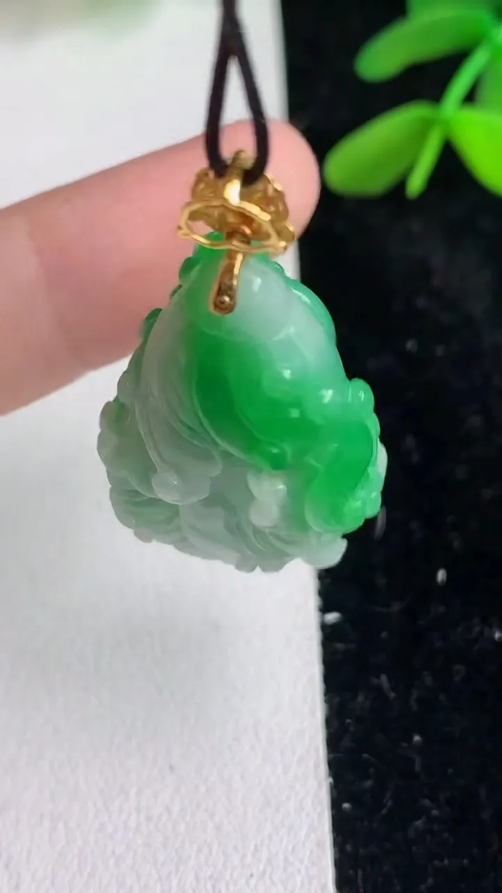 天然A货翡翠白菜吊坠，尺寸29-19.4-10.8，重量:9.83g
6月11日