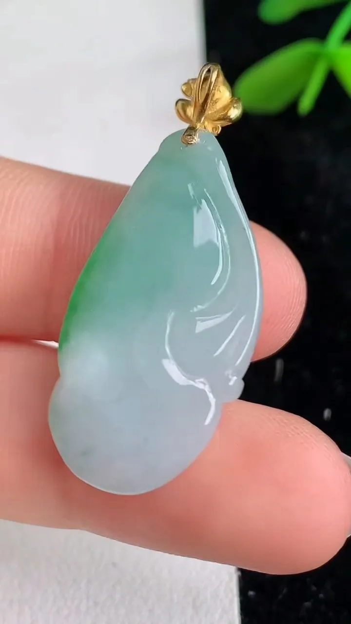 天然A货翡翠如意吊坠，尺寸29-15.4-5.3，重量:4.76g
6月11日