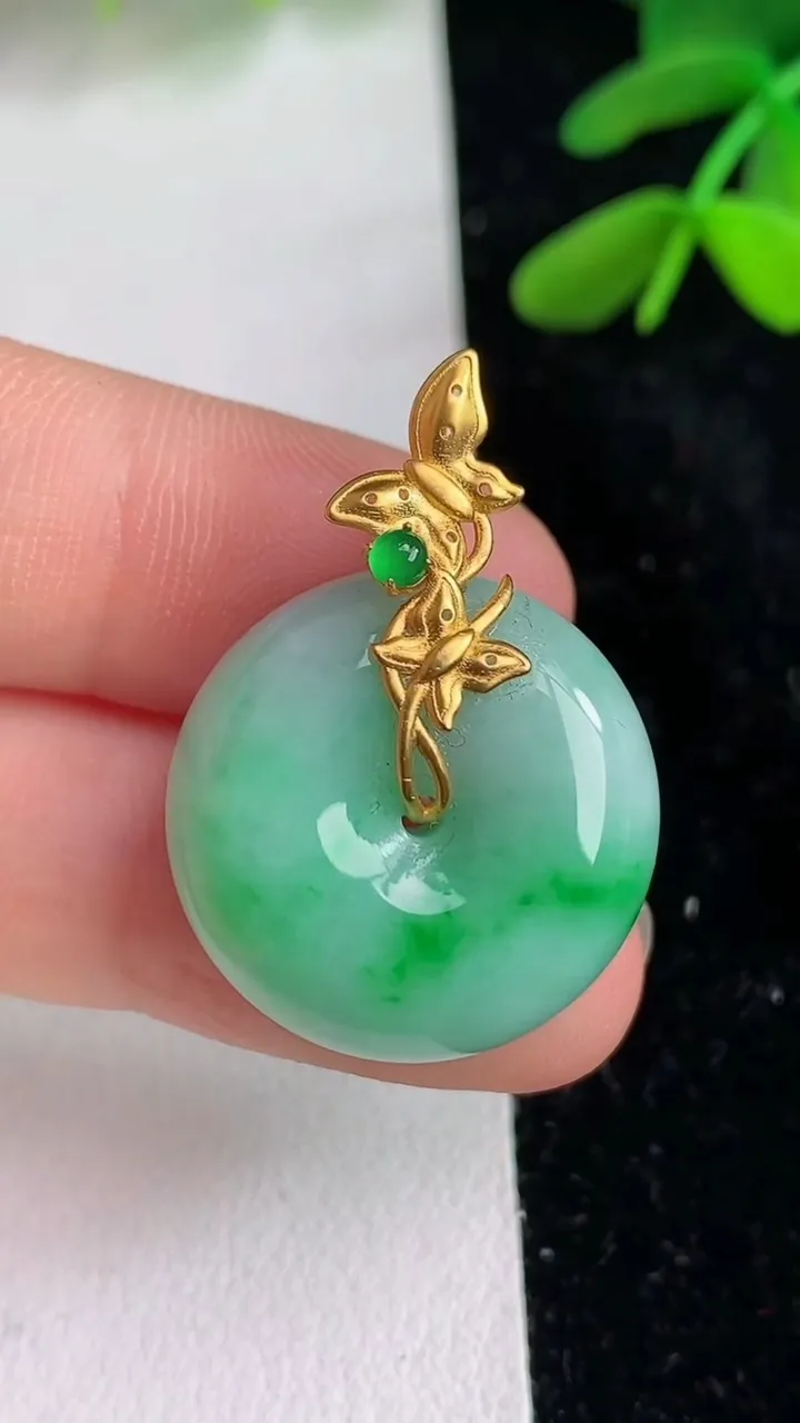 天然A货翡翠平安扣吊坠 ，尺寸21.4-9，重量:9.40g
6月11日