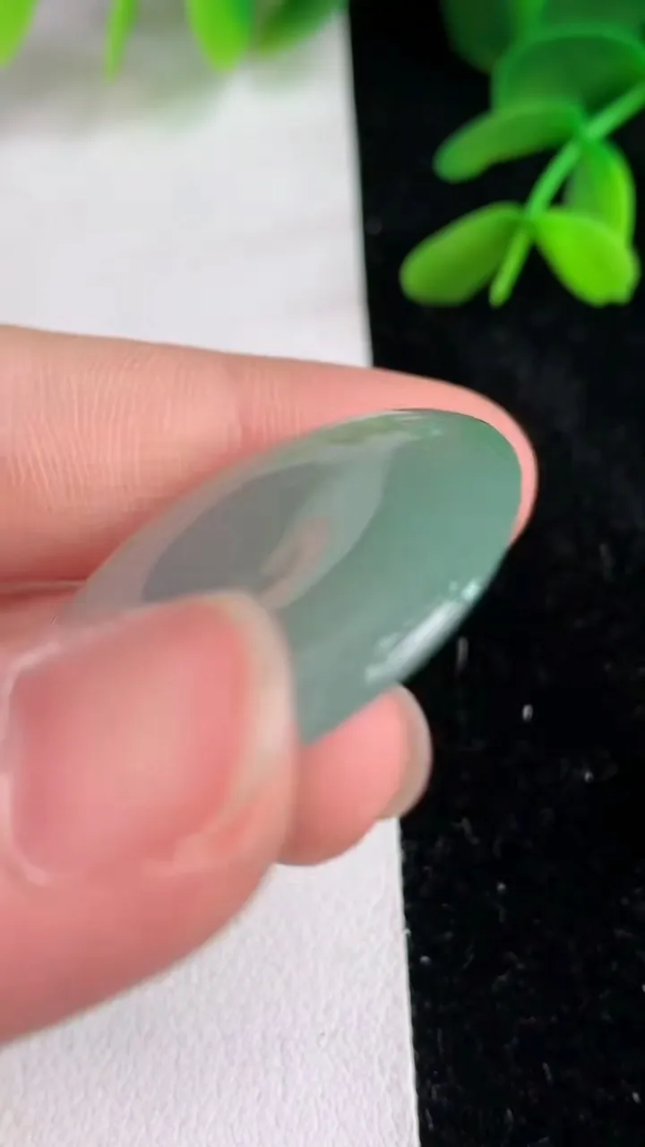 天然A货翡翠平安扣吊坠 ，尺寸31-5，重量:11.23g
6月11日