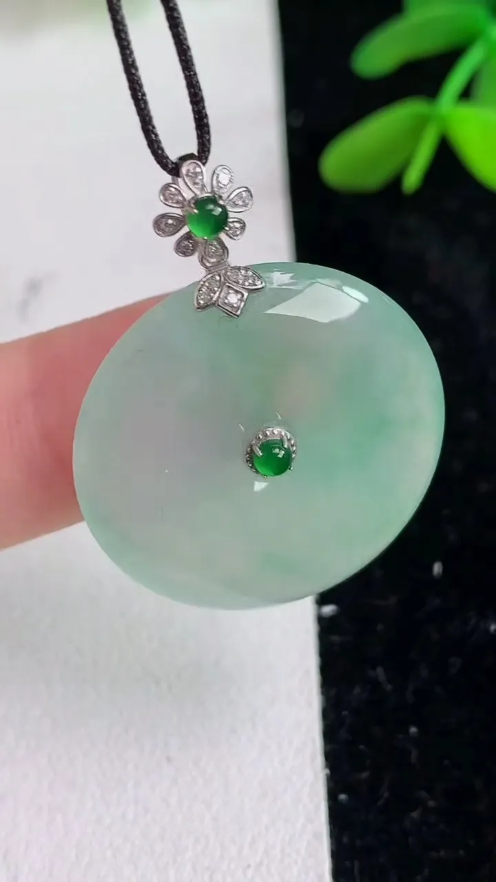 天然A货翡翠平安扣吊坠 ，尺寸25-4.6，重量:6.37g
6月11日